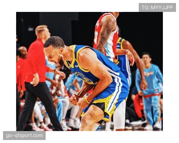 关键回合:勇士最后一攻,库里借双重掩护接边线球完成高难度三分。